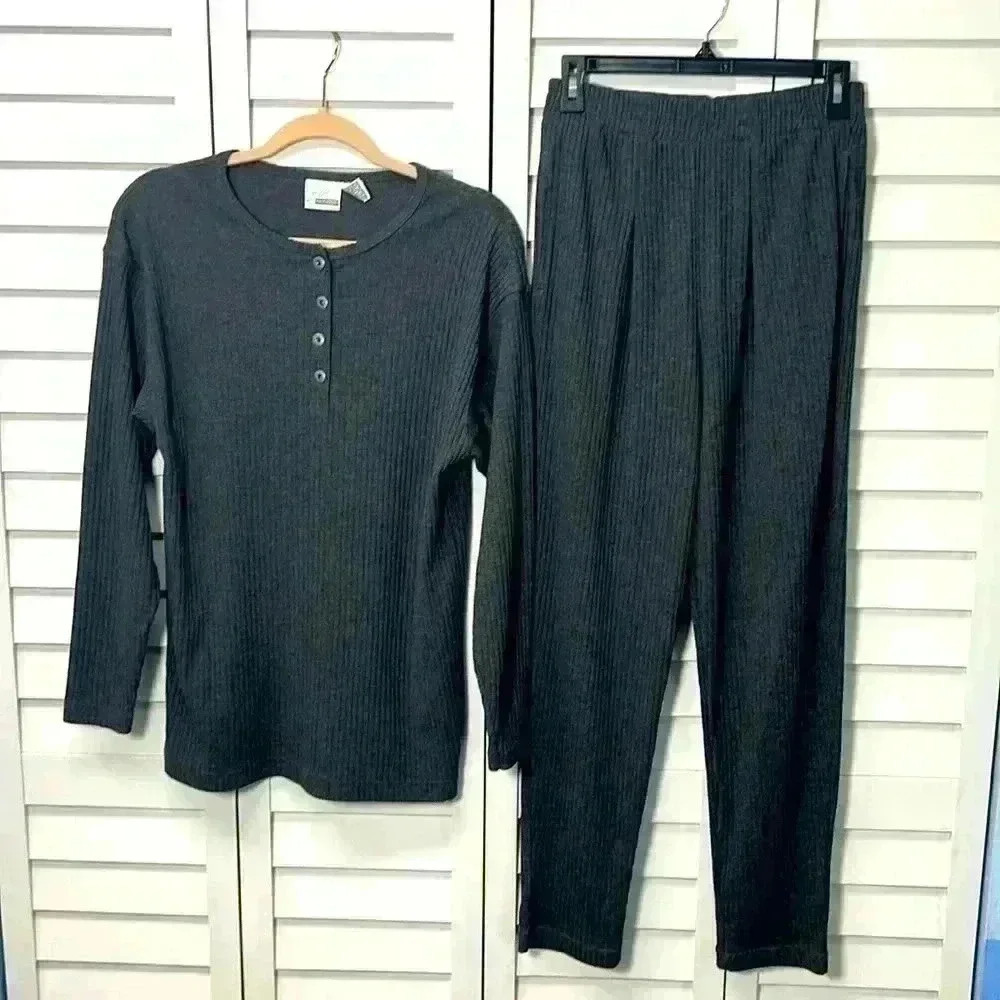 Elle Macpherson 2 Piece Ribbed Lounge Set. Top - Medium Pants - Small Gray